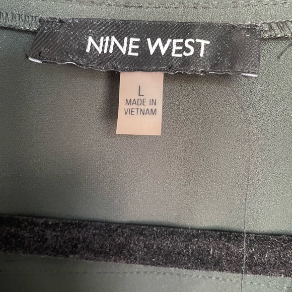 Forest green blouse. Size large. - Picture 3 of 4